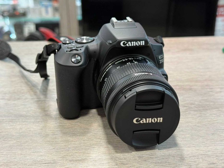 Canon EOS 250D + обектив EF-S 18–55mm
