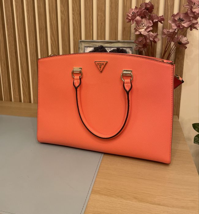 Елегантна чанта Guess