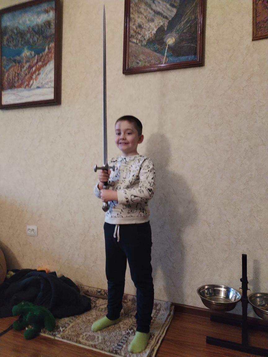 Меч выглядит оригинально. Резина Китай