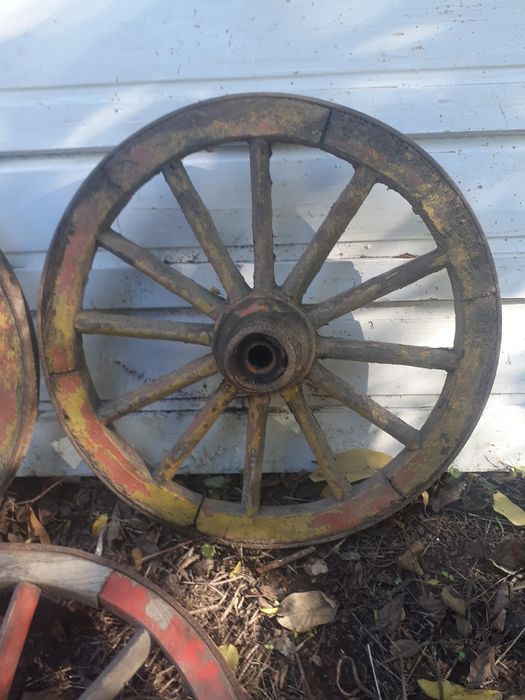 Колела от дървена каруца.