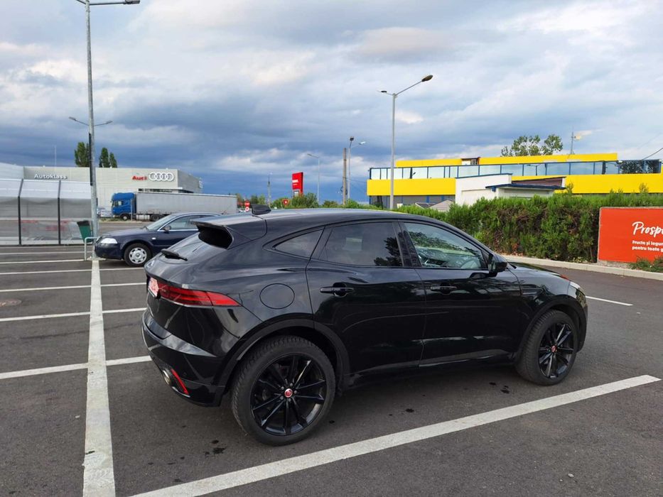 Un superb Jaguar negru E Pace, cu piele alba
