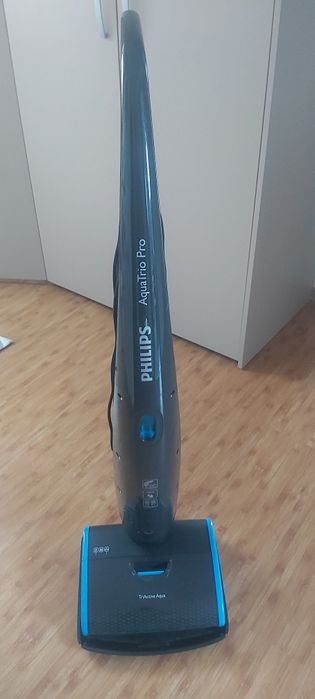 Vând aspirator vertical cu spălare Phillips AquaTrio