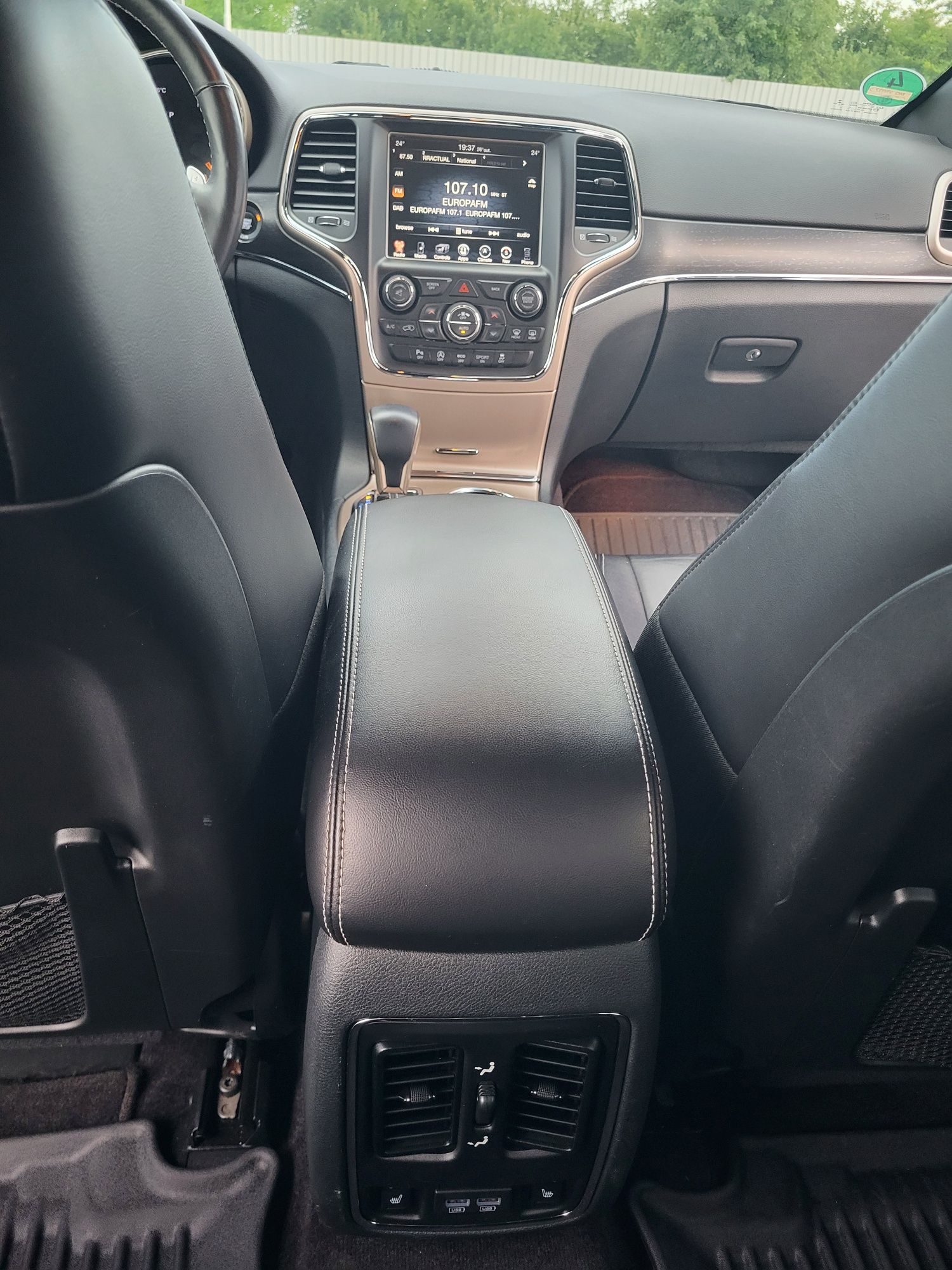 Vând jeep grand cherokee, an 2017 noiembrie,sau variante cu autoturism