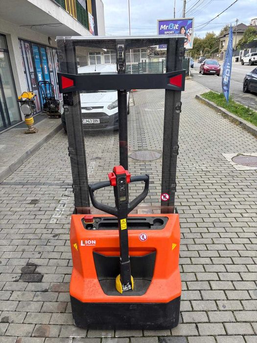 Inchiriem Transpalet electric - ridicare 2,9 m - capacitate 1200 kg