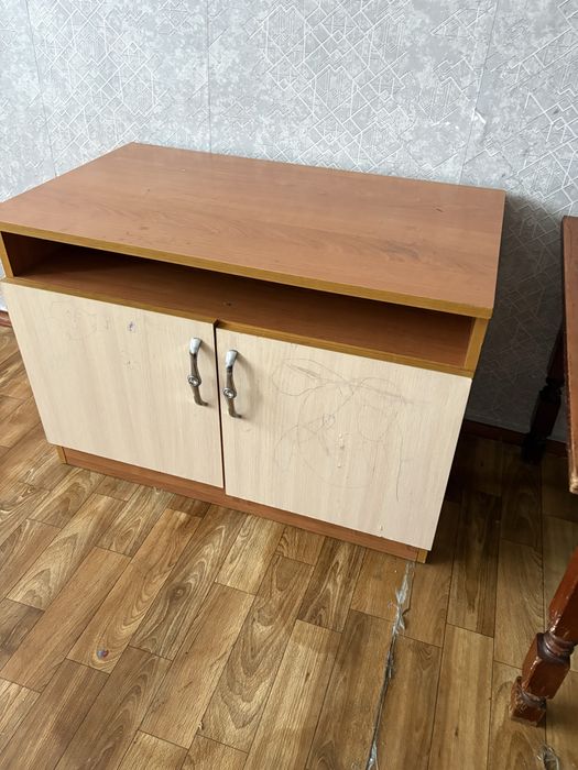 Стол и тумбочку срочно продам.Самовывоз