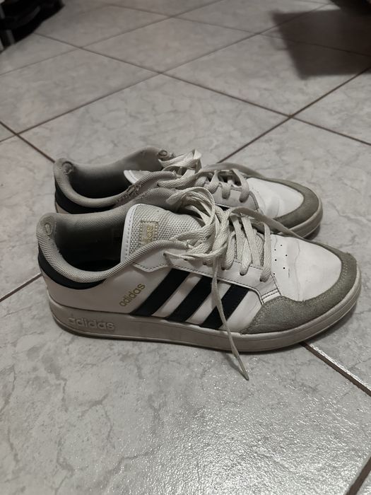 Vând adidas v court barbati marime 43 stare foarte bună