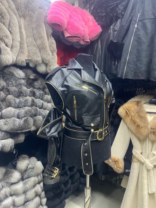 Vand geaca de piele naturala la 700 lei