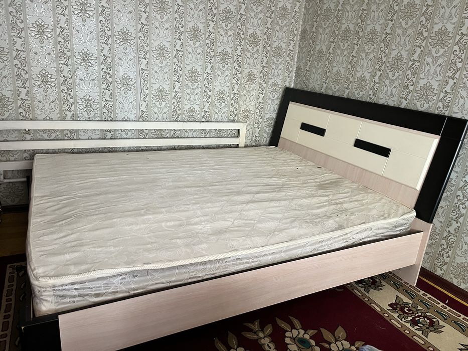 Продам спальный диван плюс матраст