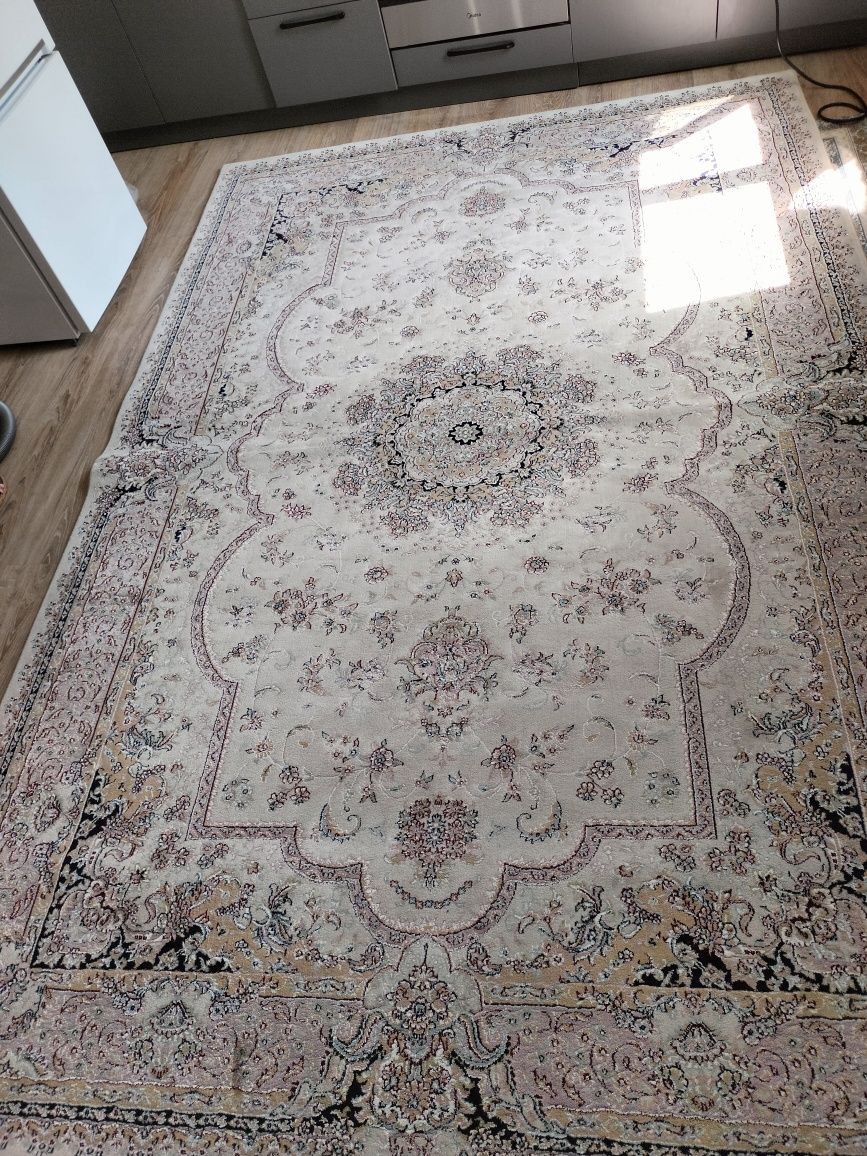 Продам ковер 2/3 в отличном состояний