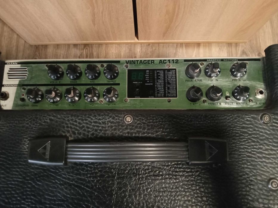 Behringer Vintager AC112 китарен усилвател (плюс педал)