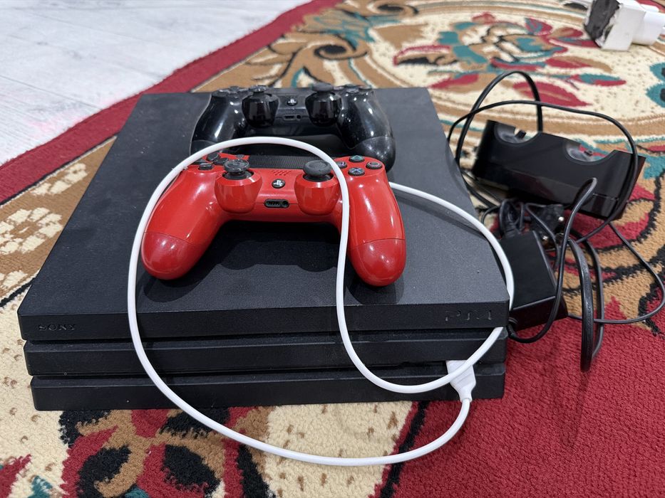 Плэстейшн 4  в хорошем состояни