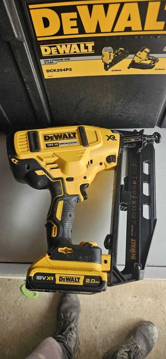 Pistol cuie Dewalt DCN 660