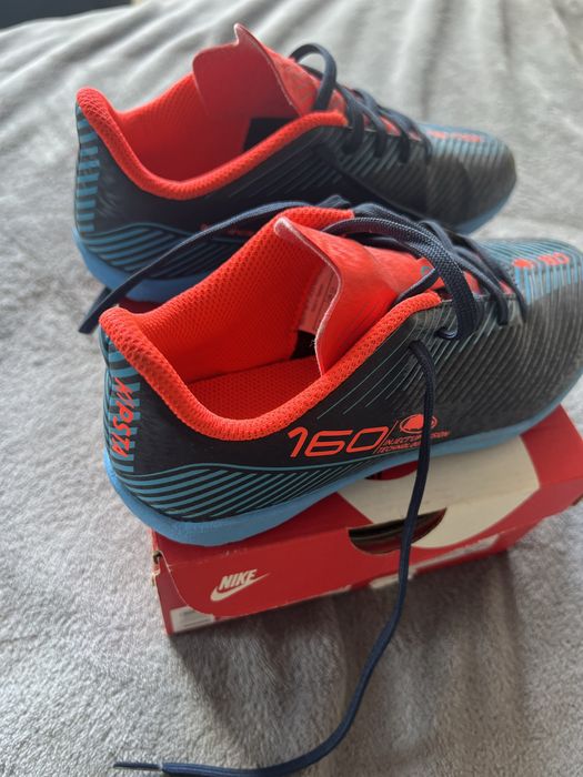 Футболни обувки за зала