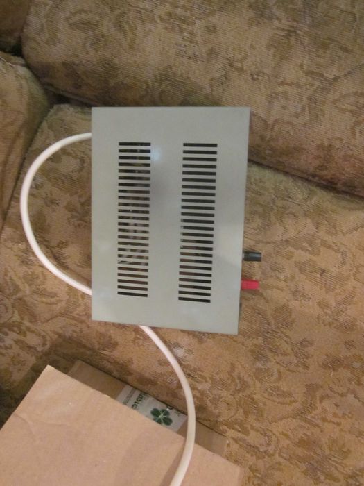 чисто ново зарядно за акумулатори .от 80 та година. пълен комплект .