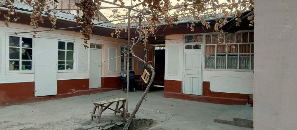 Уй Сотилади 7 Хона ошхона бания 200 та тераги дарахтлари куп