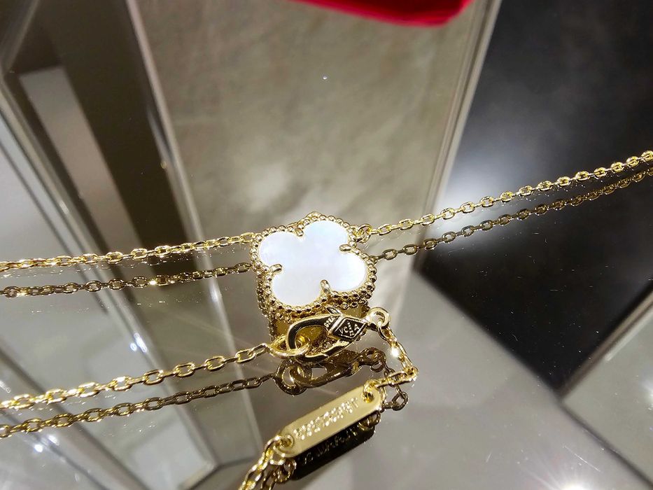 Van Cleef & Arpels VCA Gold Mother Pearl Alhambra 1 Motif Дамско Колие
