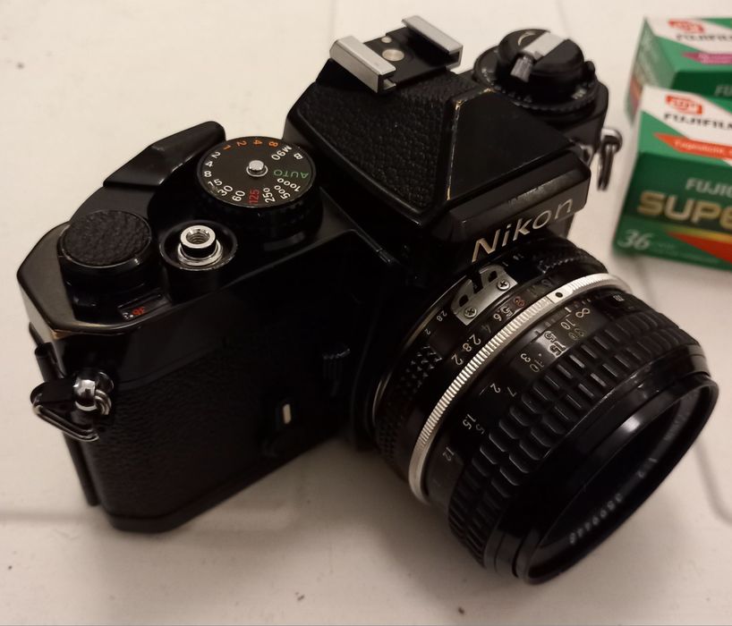 Aparat foto film Nikon FE + Nikkor 50mm f/2