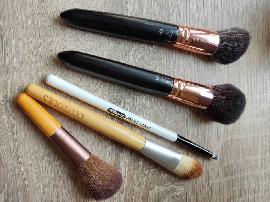 Различни четки за грим