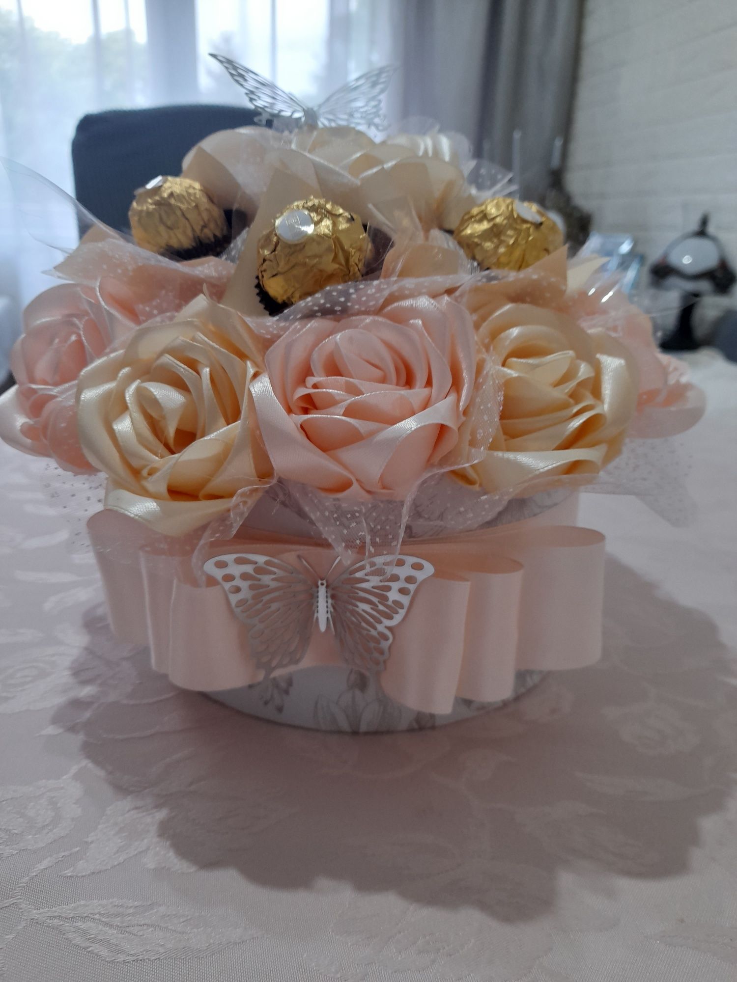 Кутии със сатенени рози и бонбони