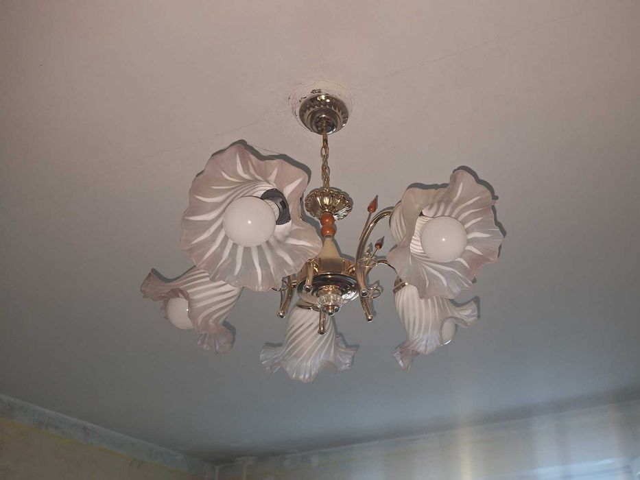 Продам люстру б/у