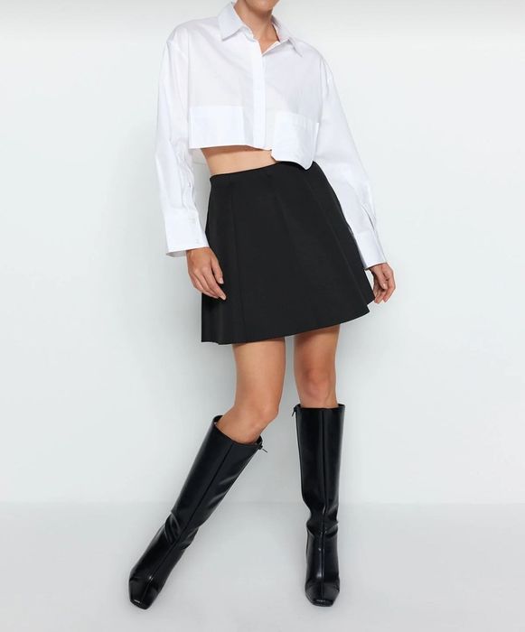 Черна мини пола.