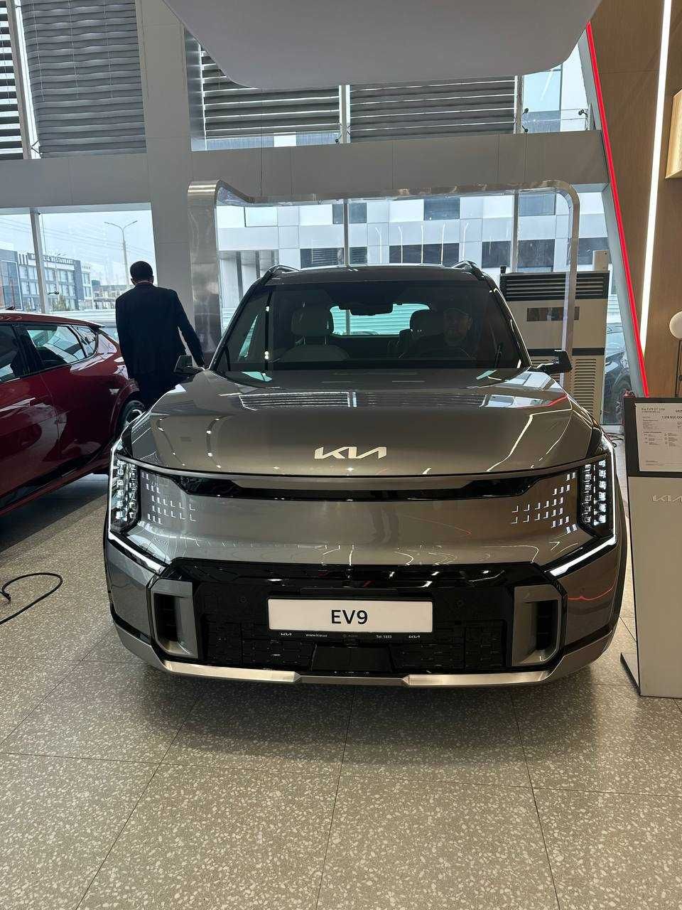 Kia EV 9 yengilanish davrida yengi avtomabillar bilan D