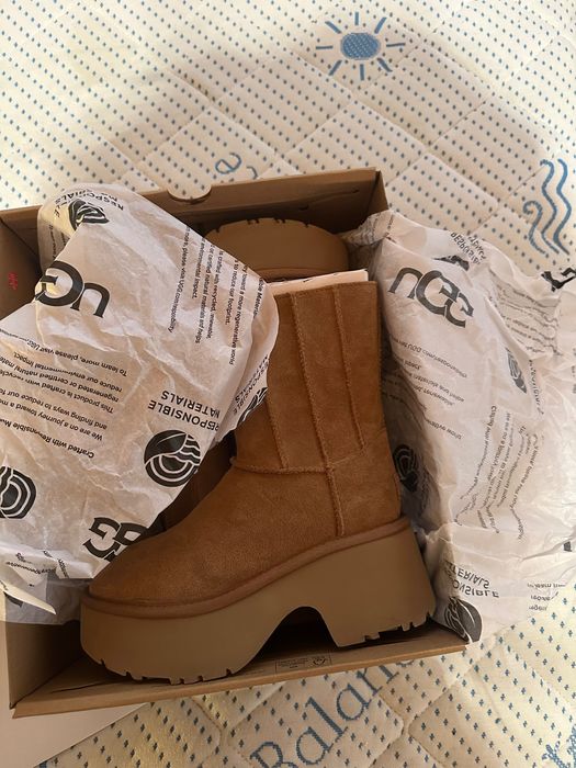 UGG Велурени ботуши до прасеца Classic Twin