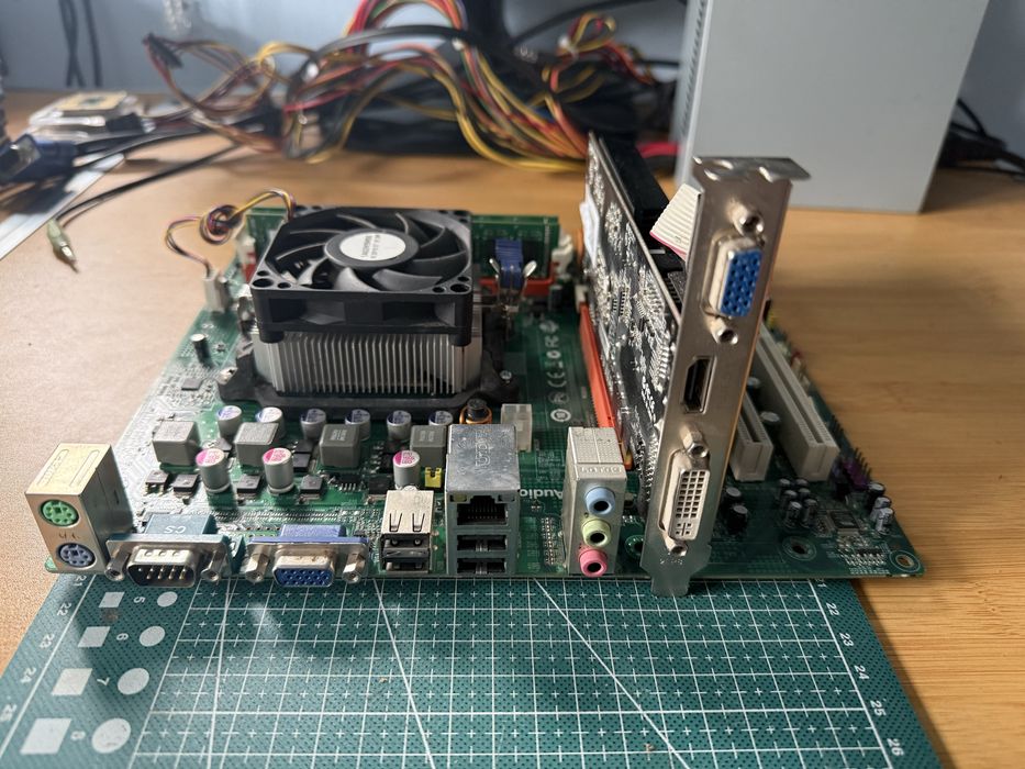 kit placa de baza AMD Phenom 2 x4 965 video 1 gb 4 gb ddr3