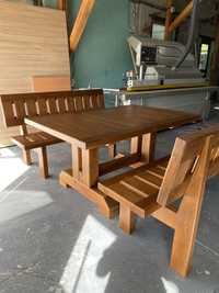 Дървена маса със пейки