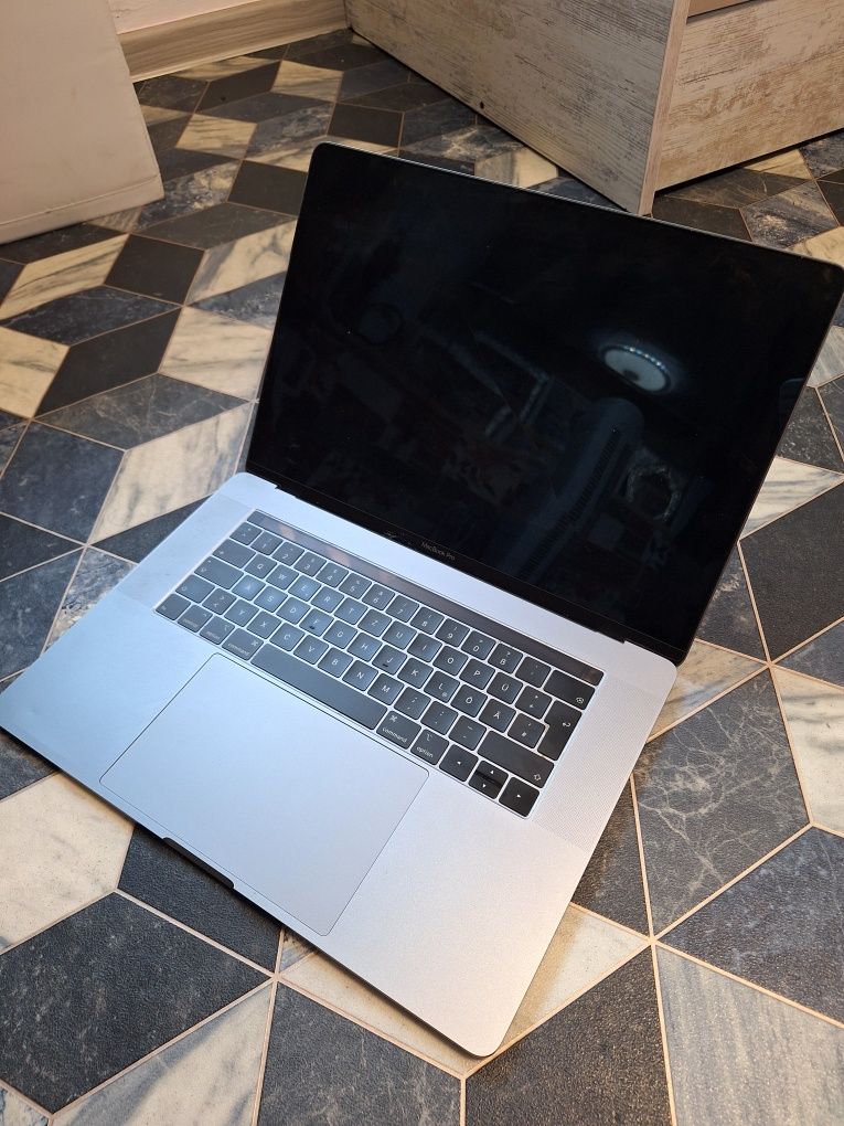 Apple MacBook Pro 15" A1990 (2019) i9-9880H 8-ядрен 2.3GHz 512GB 16GB