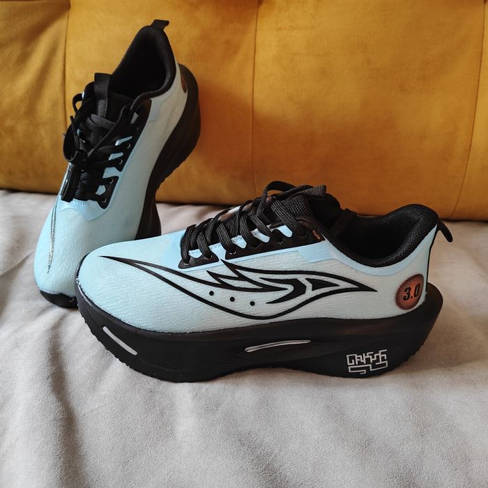 Продам беговые кроссовки мужские NEW