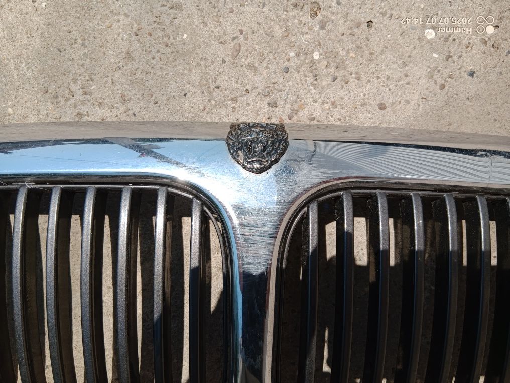 Продавам предна решетка за jaguar x-type