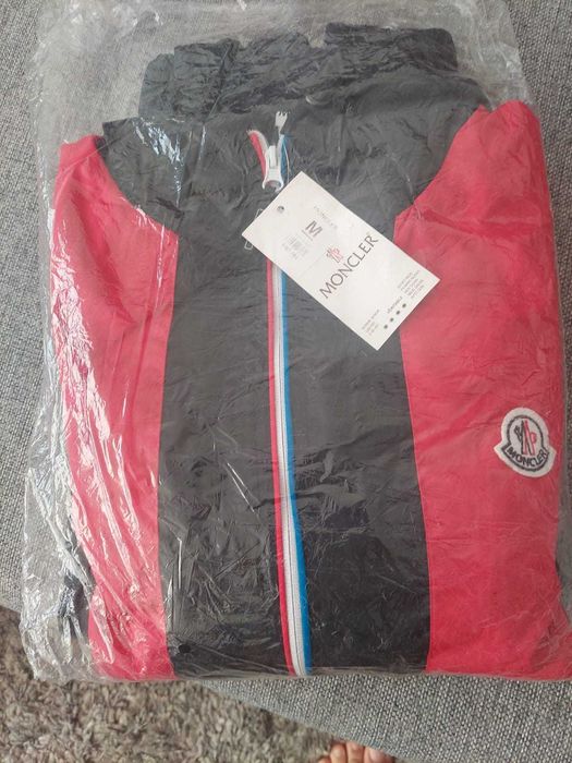 Trening Negru Mon cIer cu Accente Roșii+Gluga Masuri M-S-L-XL