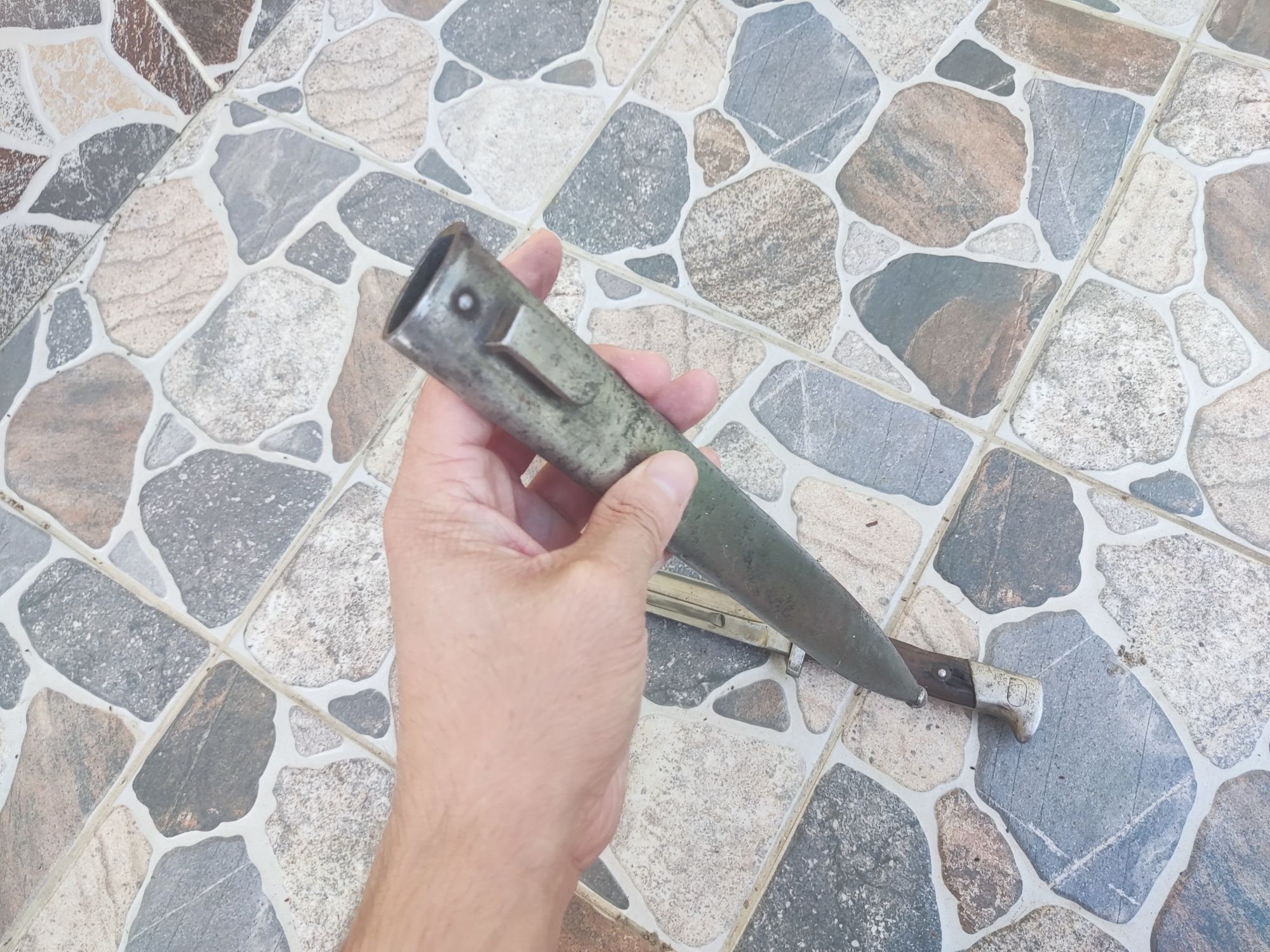 Baionetă  și cască de război