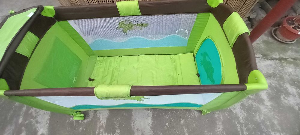 Vand pătuț copii.   Pliabil și ușor de transportat.