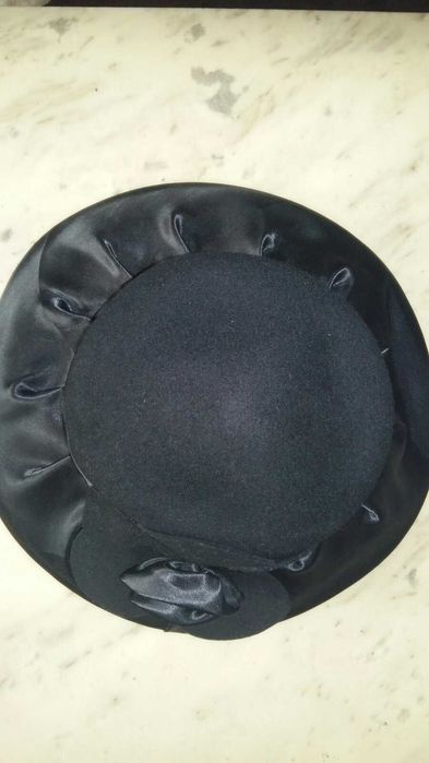 Нова черна шапка дамска от естествени материи