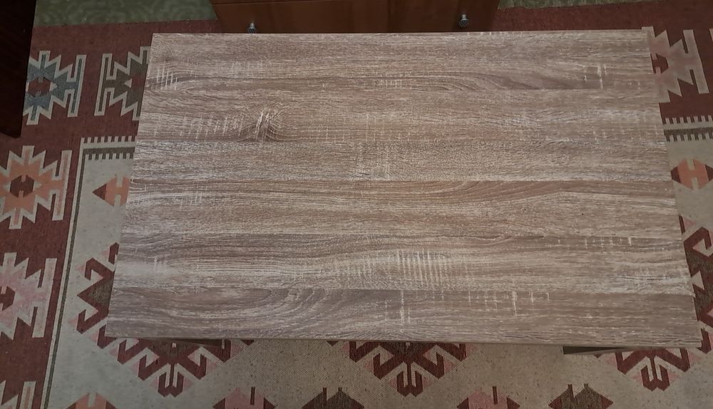 Продавам маса и скрин