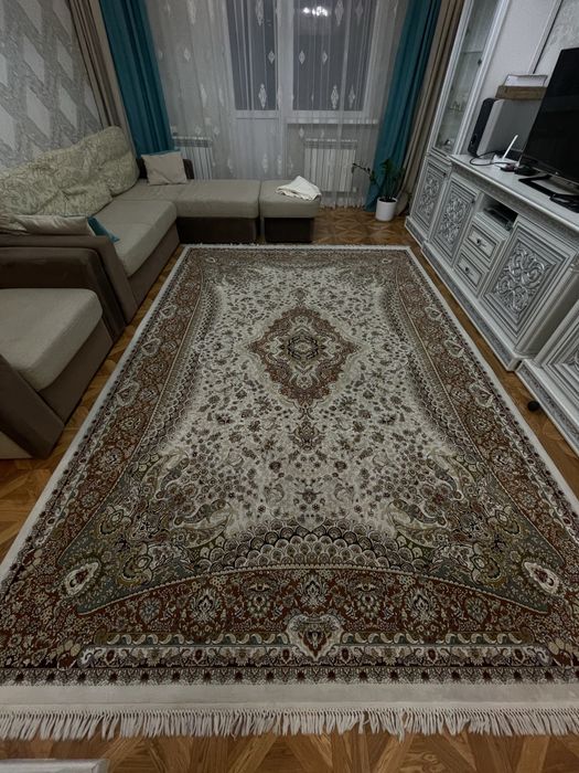 Ковер шелковый , в отличном срстоянии