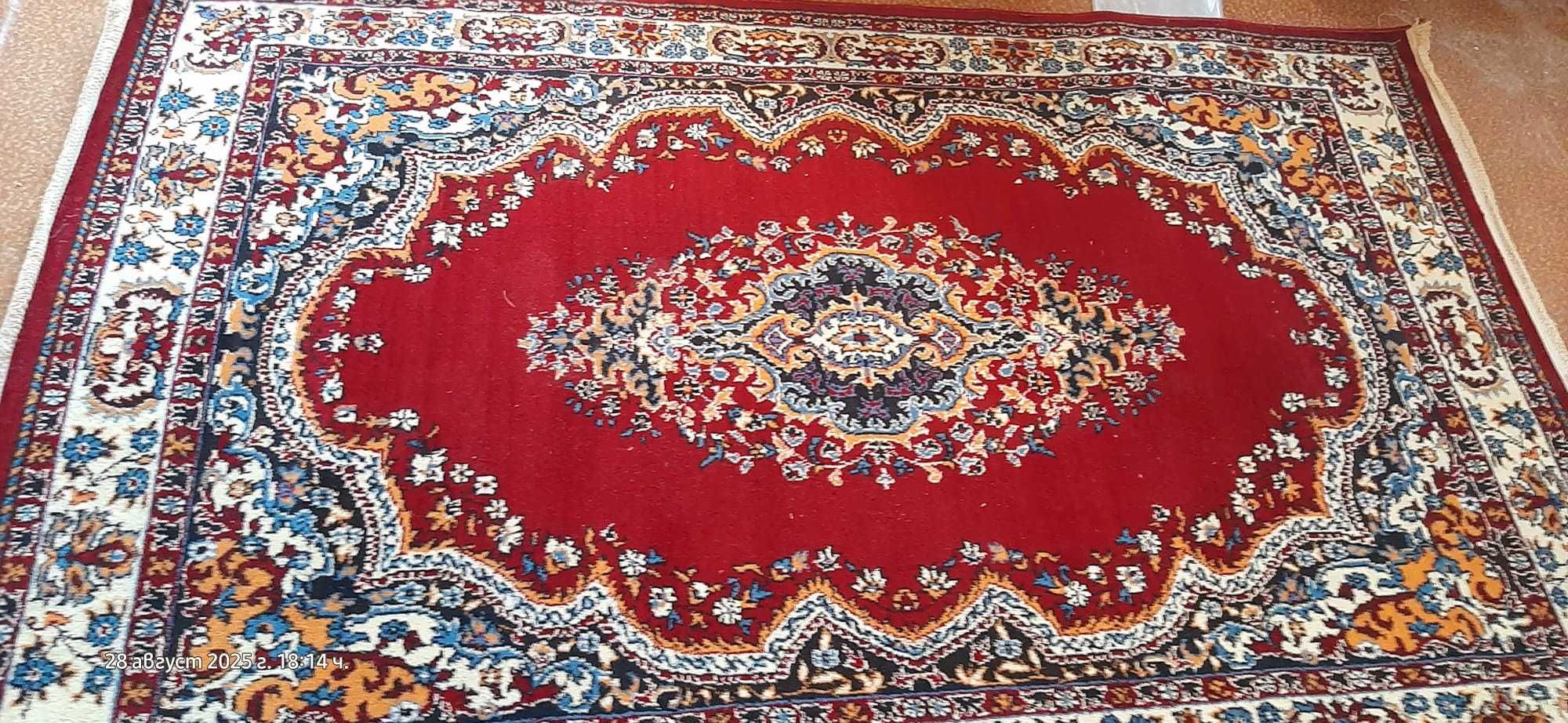 Продавам килими различни размери.