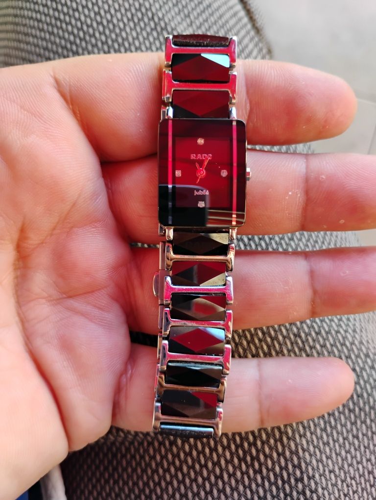 Продавам дамски часовник RADO