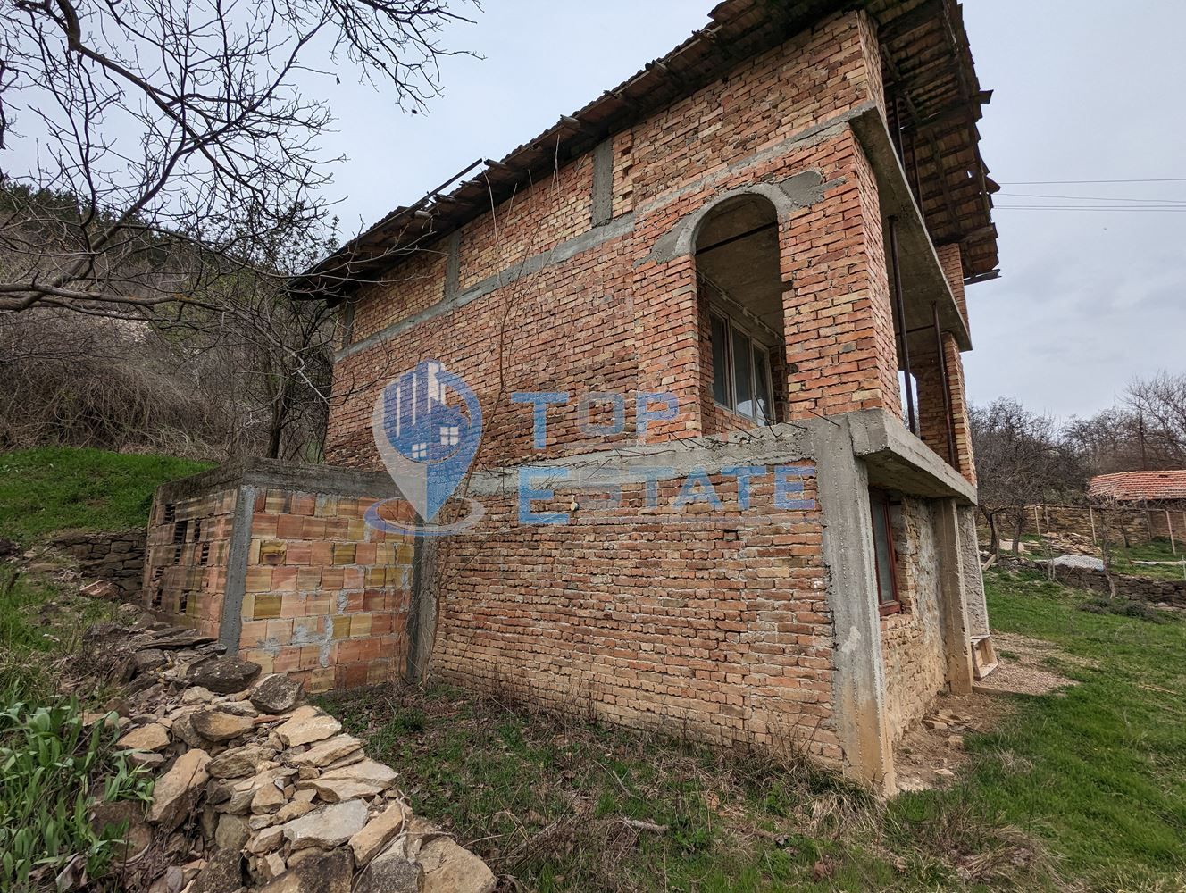 Двуетажна тухлена къща в село Вишовград