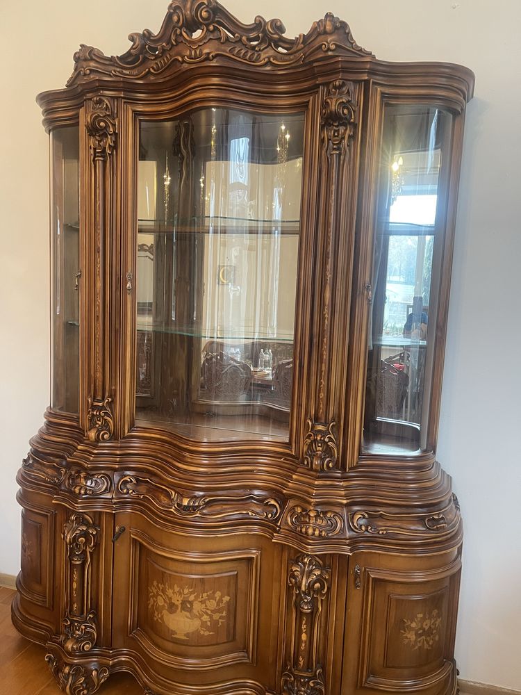Продам сервант из дерева