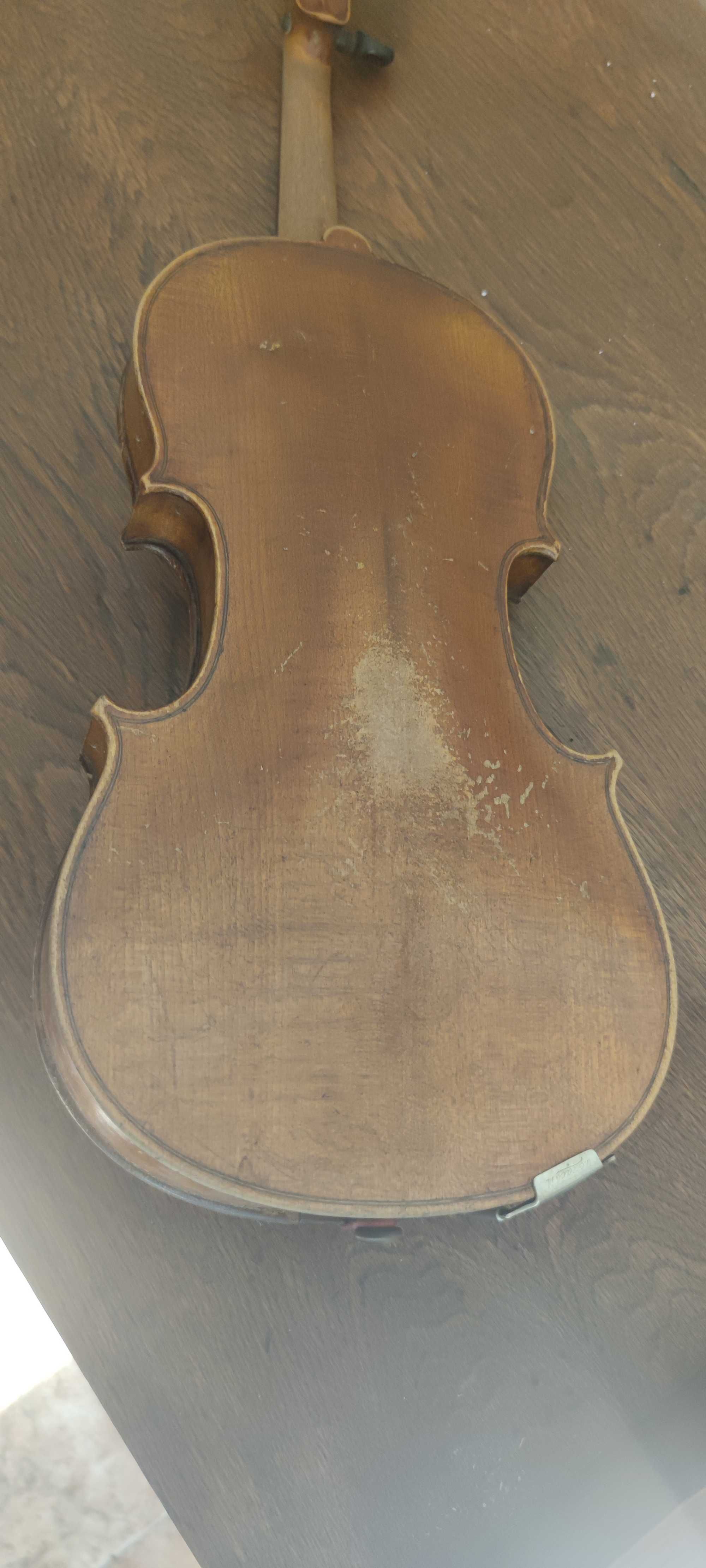 Стара над 100г. цигулка с дървен калъф