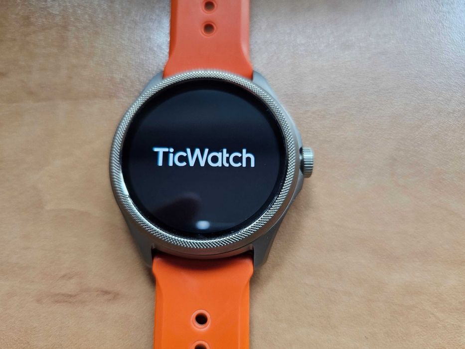 Продавам смарт часовник TicWatch Pro 5