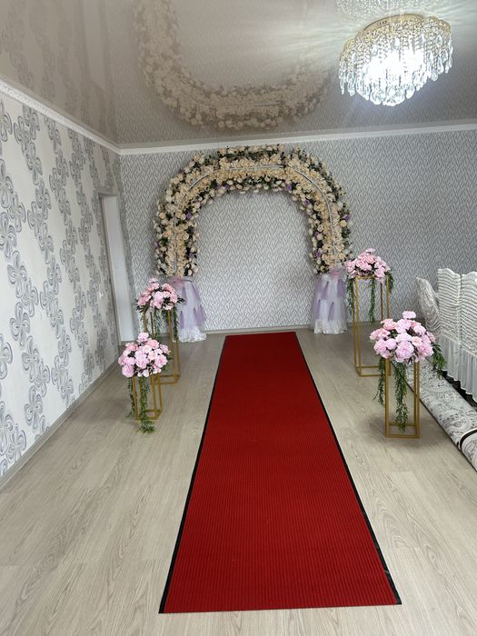 Аренда арка, красная дорожка с цветами для оформление двора.