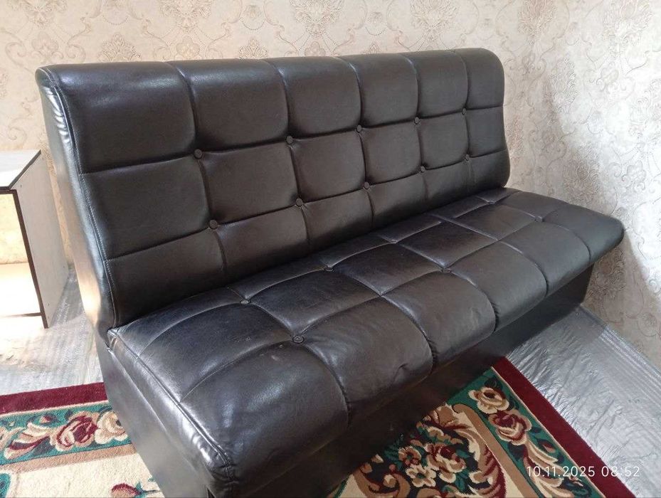 Divan sotiladi. Mebel holati yaxshi.