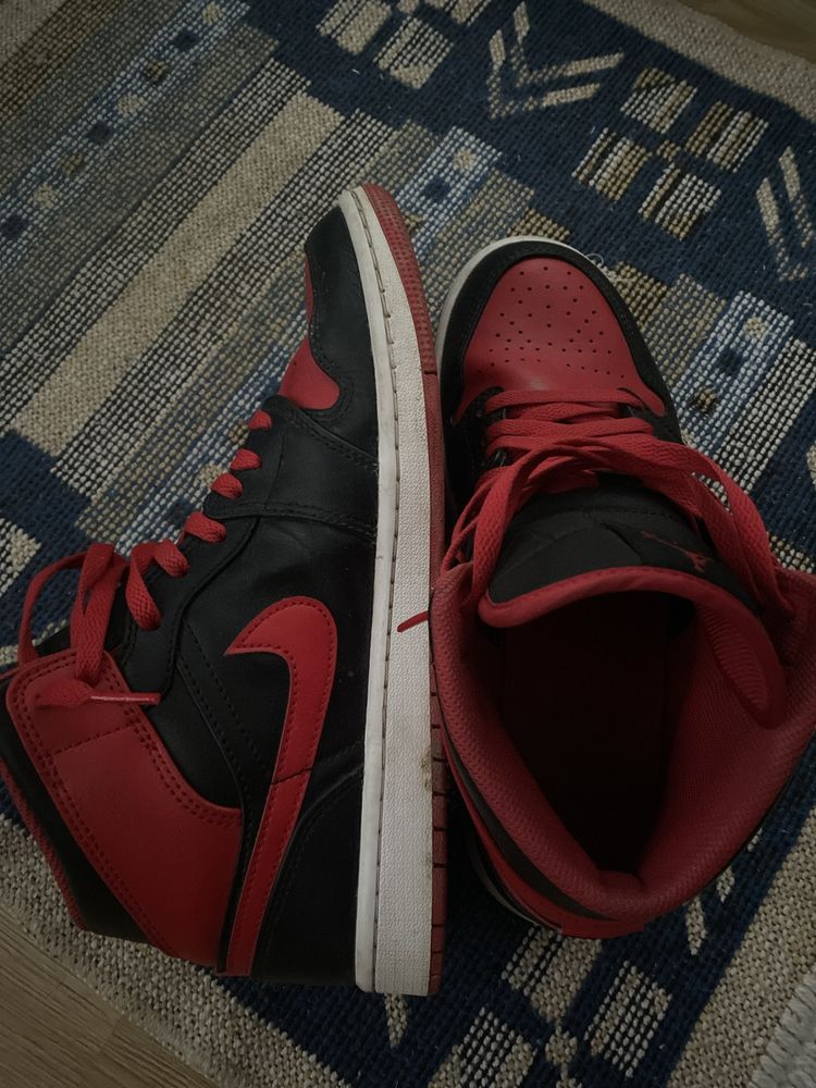 Jordan 1 Mid Red Bread