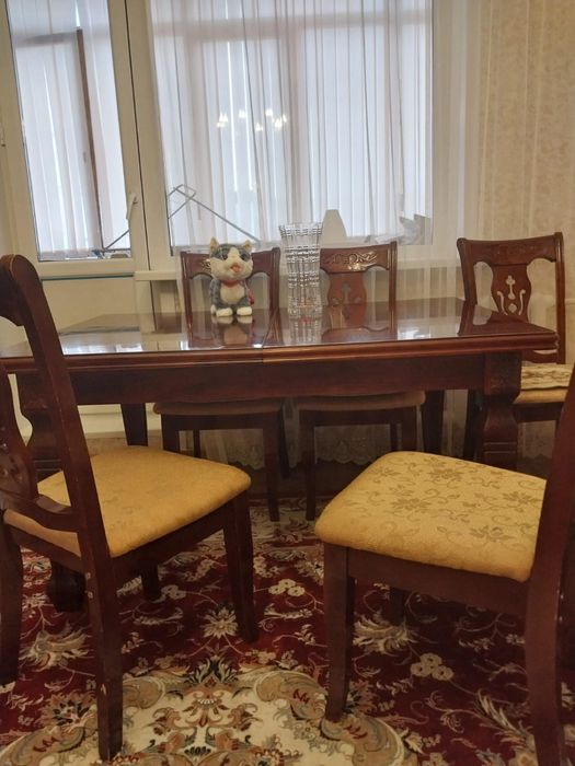 Продам стол с 8 стульями