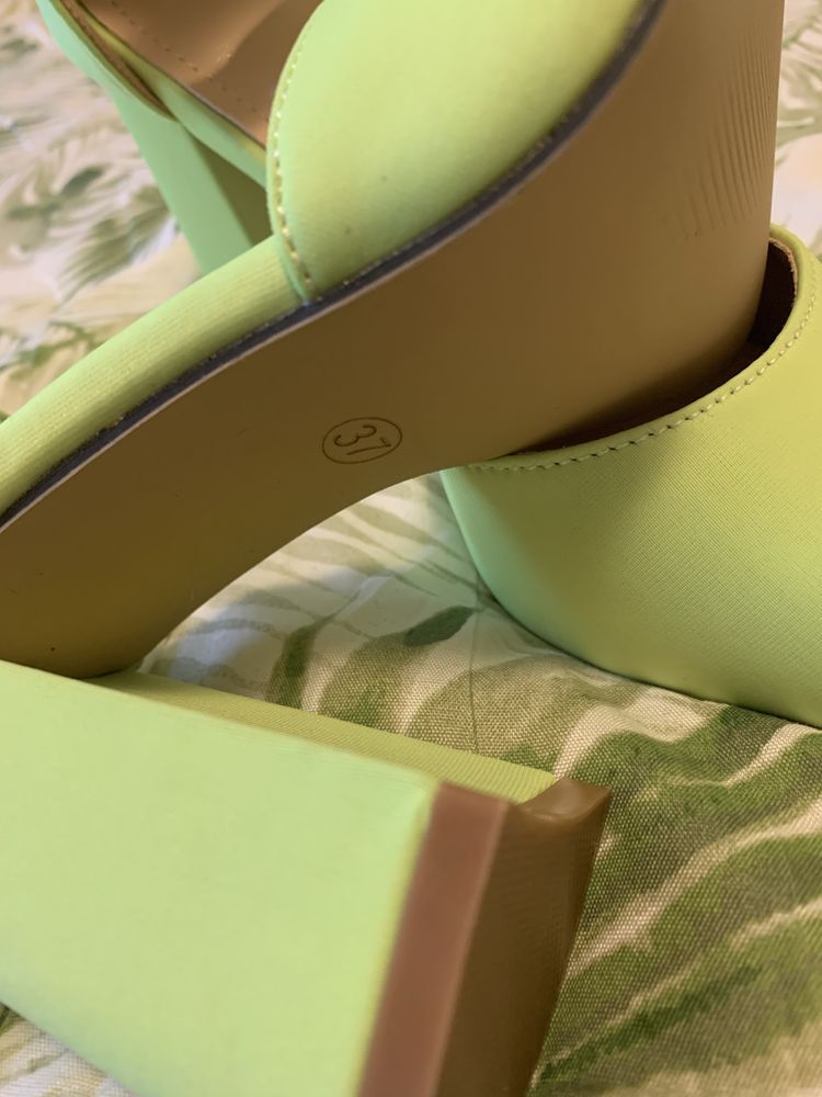 Нови дамски обувки на ток в цвят неон