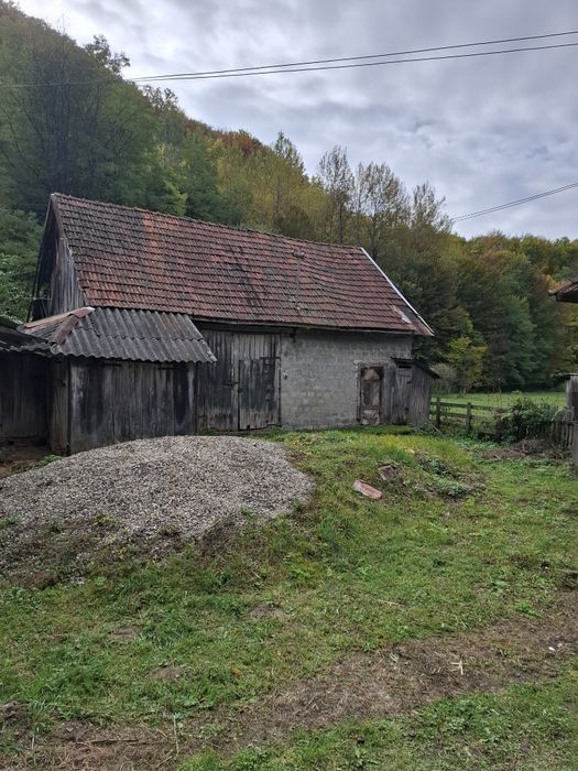 Vind casa cu gradina, , in sat Stanija jud. HD. Tel  0034642289102